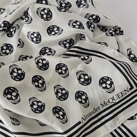 Alexander McQueen Skull Silk Scarf White - Picture 2 of 6